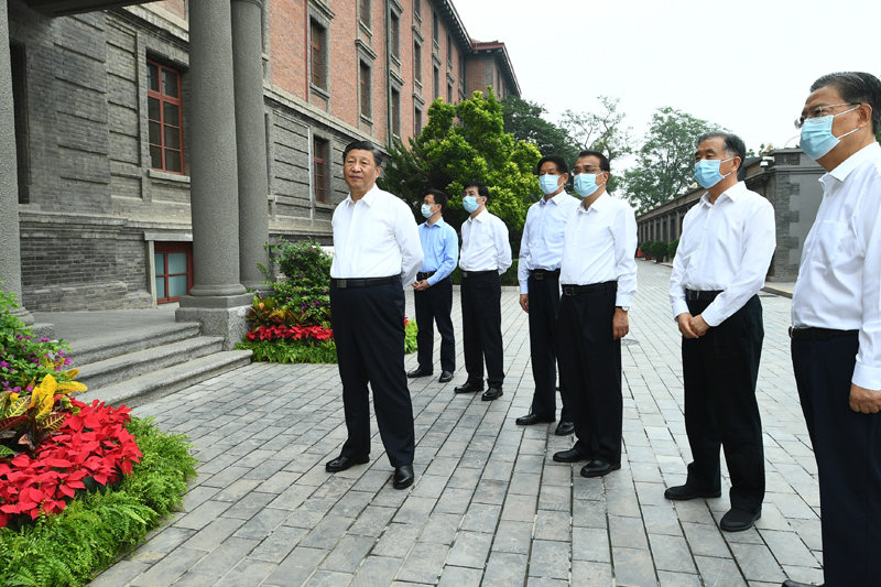 6月25日，中共中央政治局就用好红色资源、赓续红色血脉举行第三十一次集体学习。这次集体学习采取参观和讨论相结合的形式，这是习近平、李克强、栗战书、汪洋、王沪宁、赵乐际、韩正等在北大红楼参观“光辉伟业 红色序章——北大红楼与中国共产党早期北京革命活动主题展”。新华社记者 谢环驰 摄